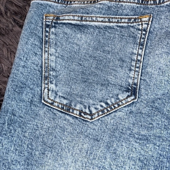 Pull & Bear Slim fit denim Bermuda shorts with rip details, a five-pocket. - Picture 6 of 10